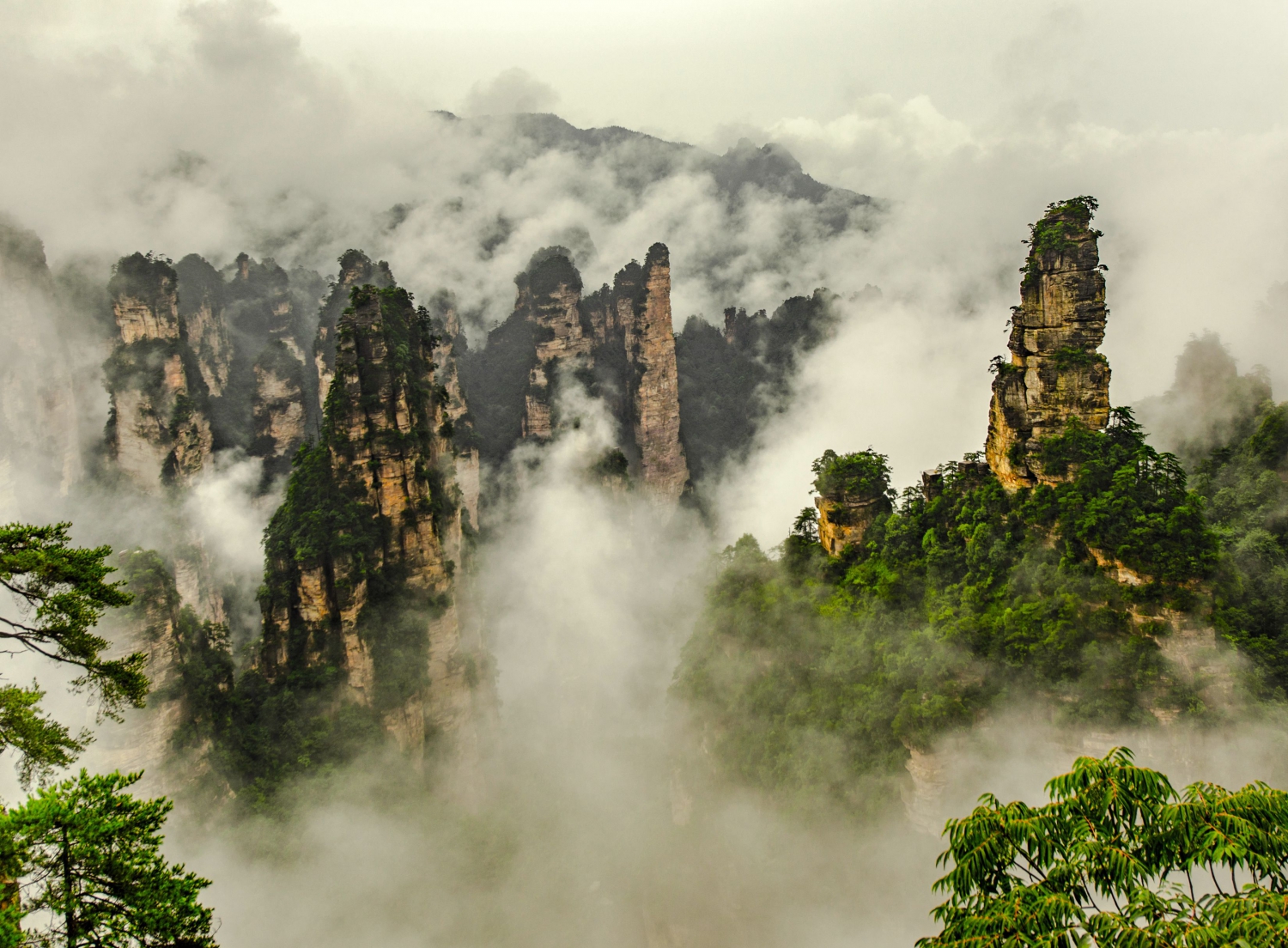 雾漫秀峰