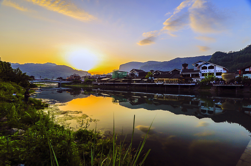 溪布街旁晚