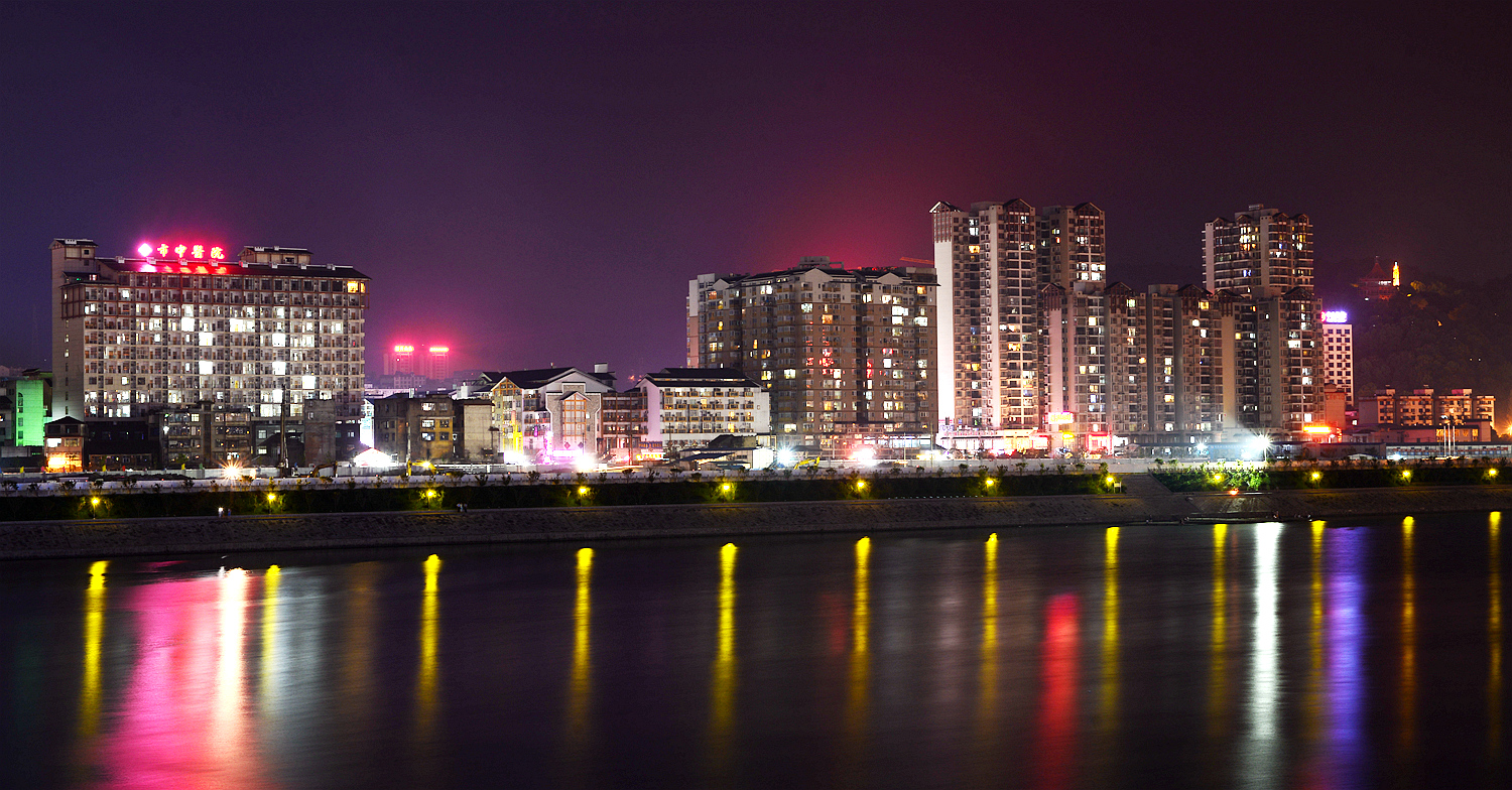 沿河夜色