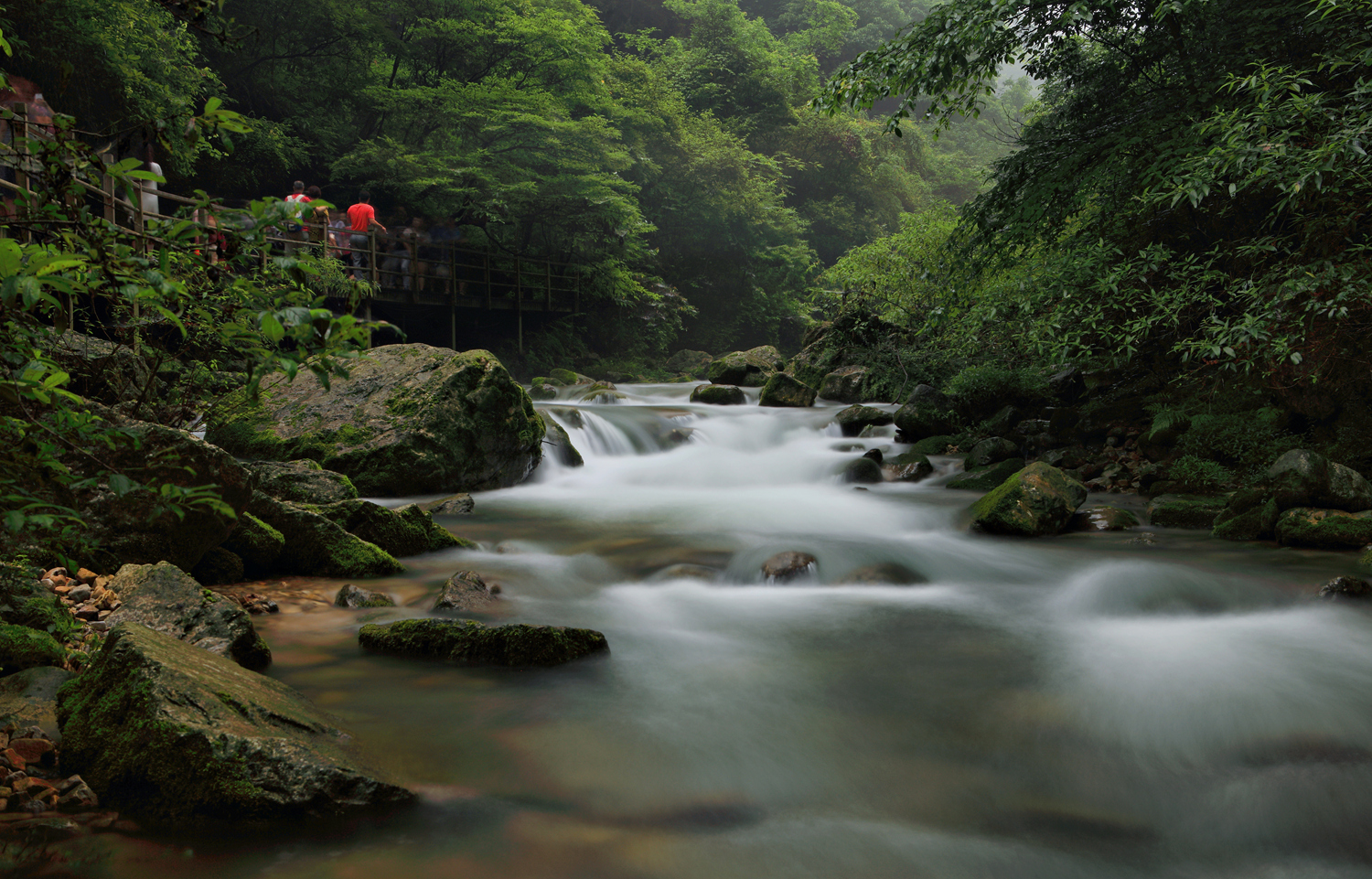 峡谷溪水潺潺