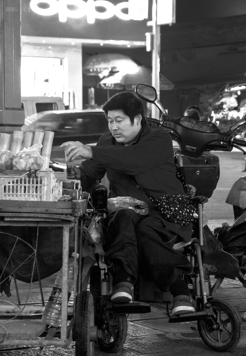 轮椅上的生意人