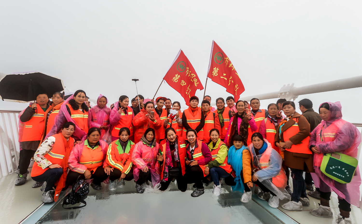 玻璃桥上的环卫工