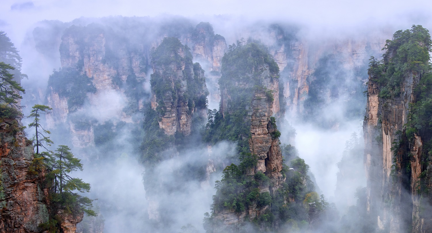 云雾绕奇峰