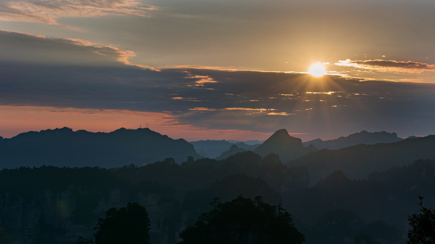 阳光照群峰