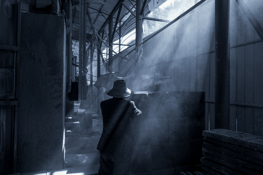 石条加工厂的工人