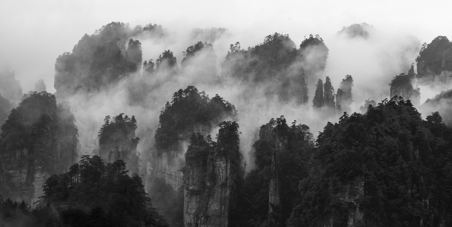奇峰峻石惹雾来