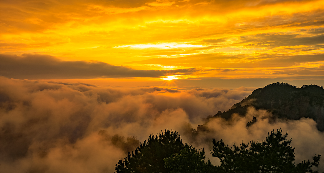 夕阳下的云海