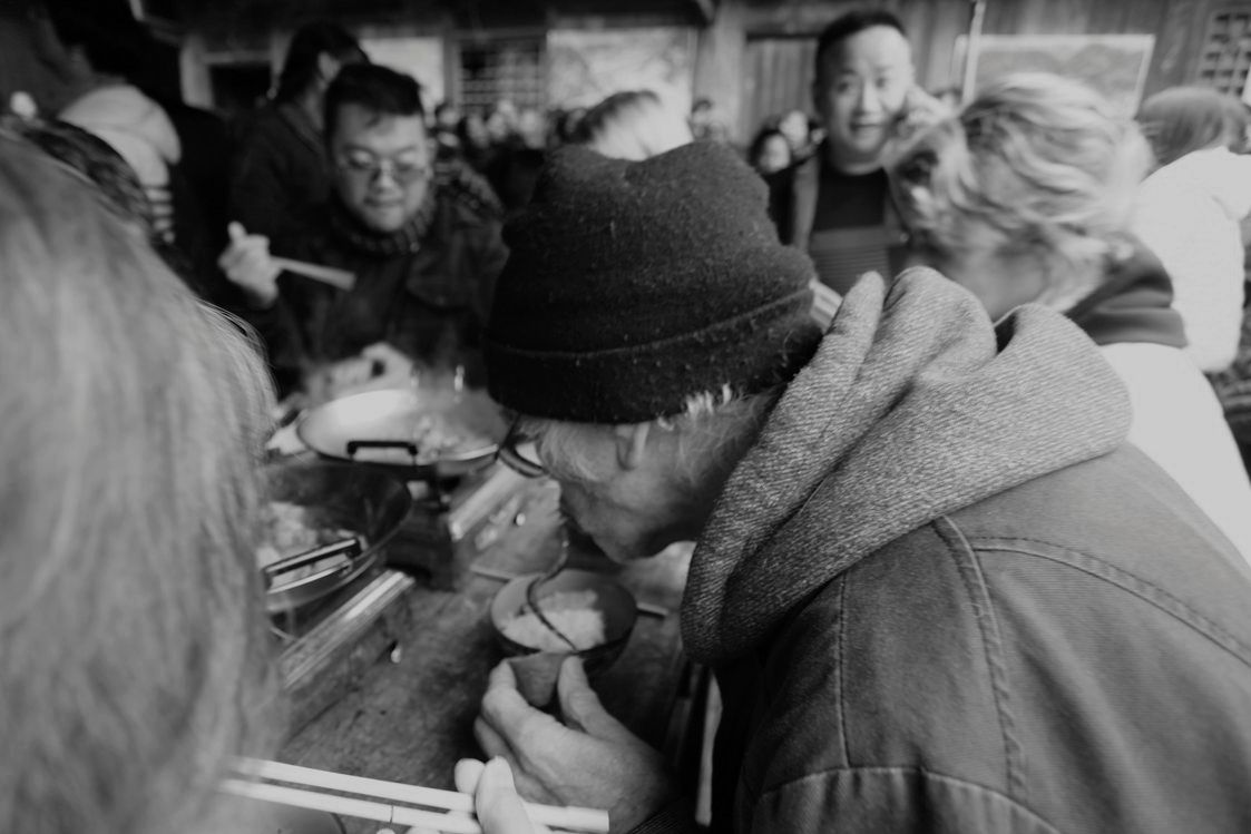 老外做客张二坪吃长虫