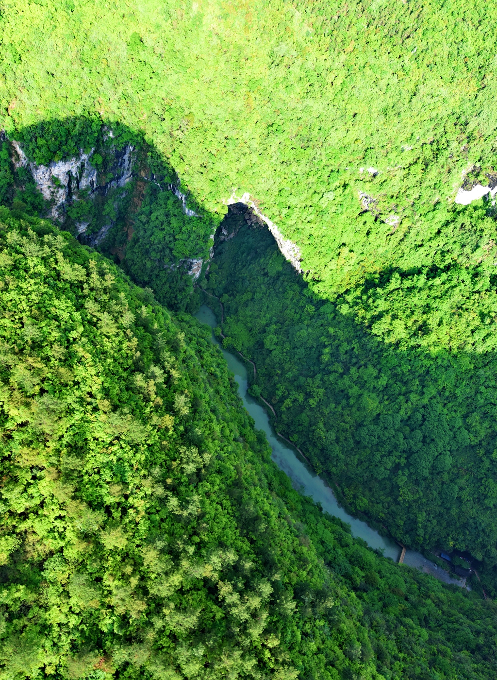 深谷峡影