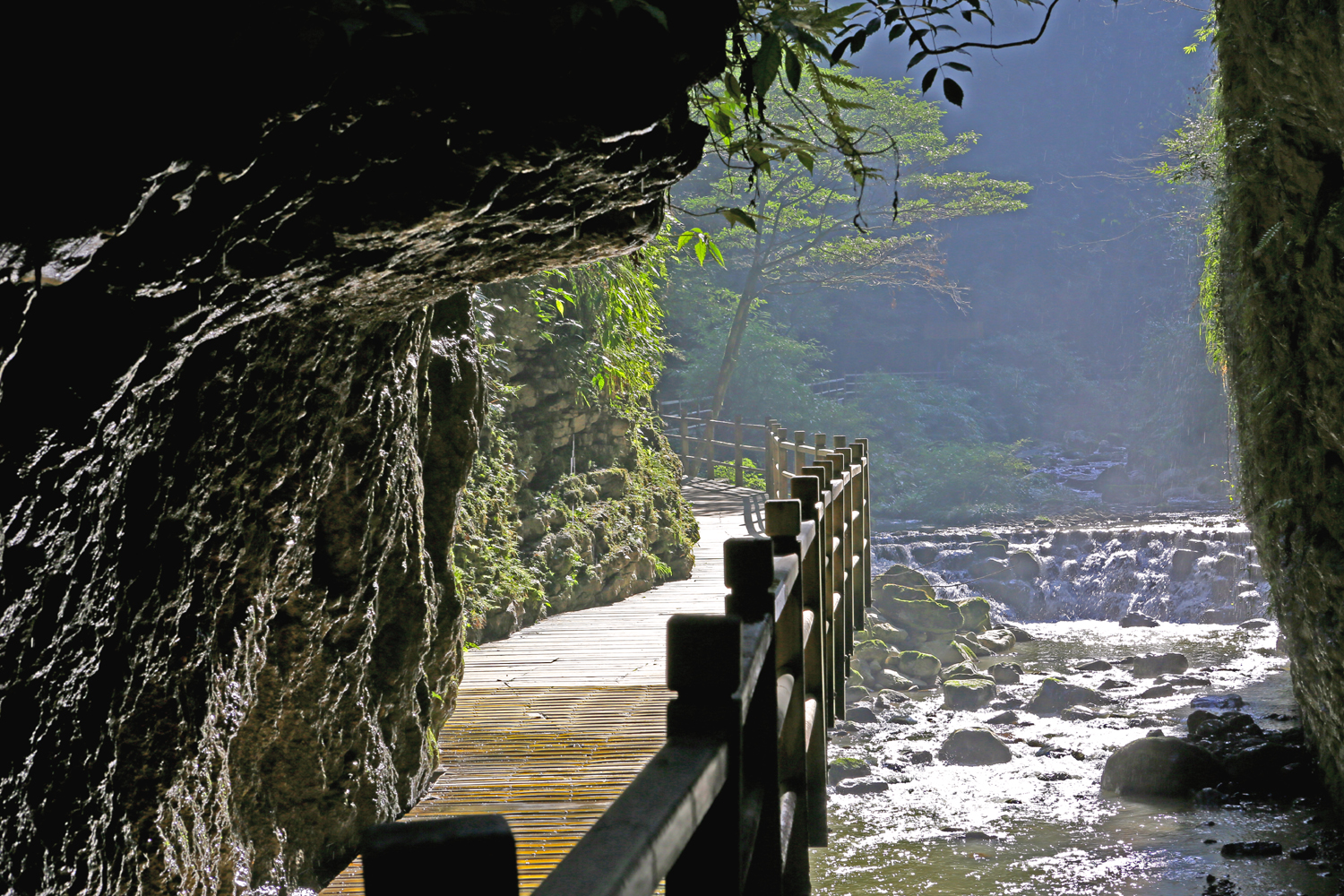 峡谷路与水