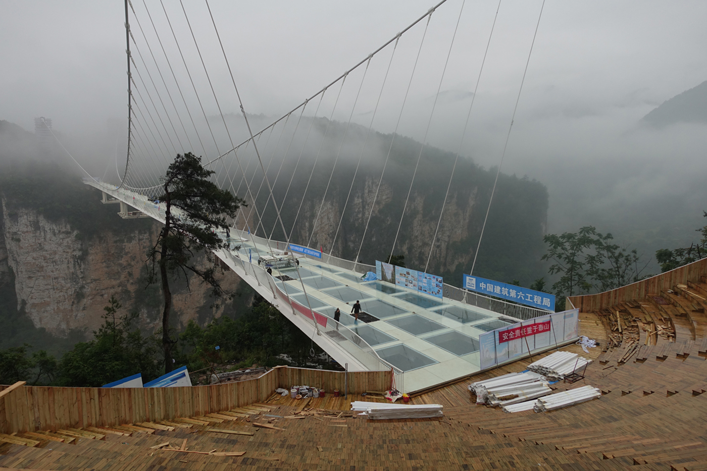 仙山顶上建云桥