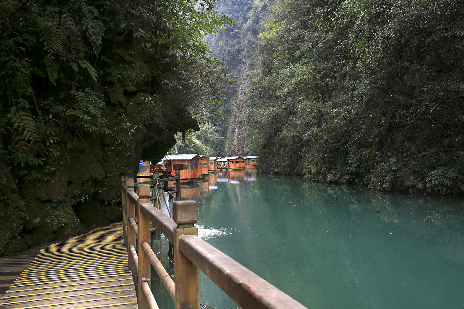 《峡谷船影》
