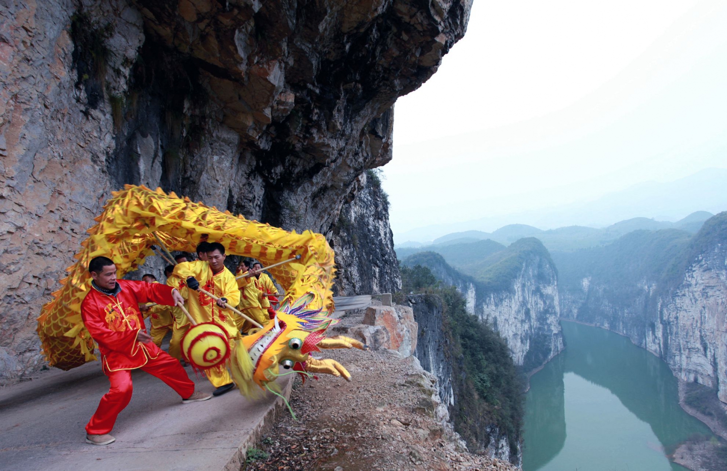金龙出山