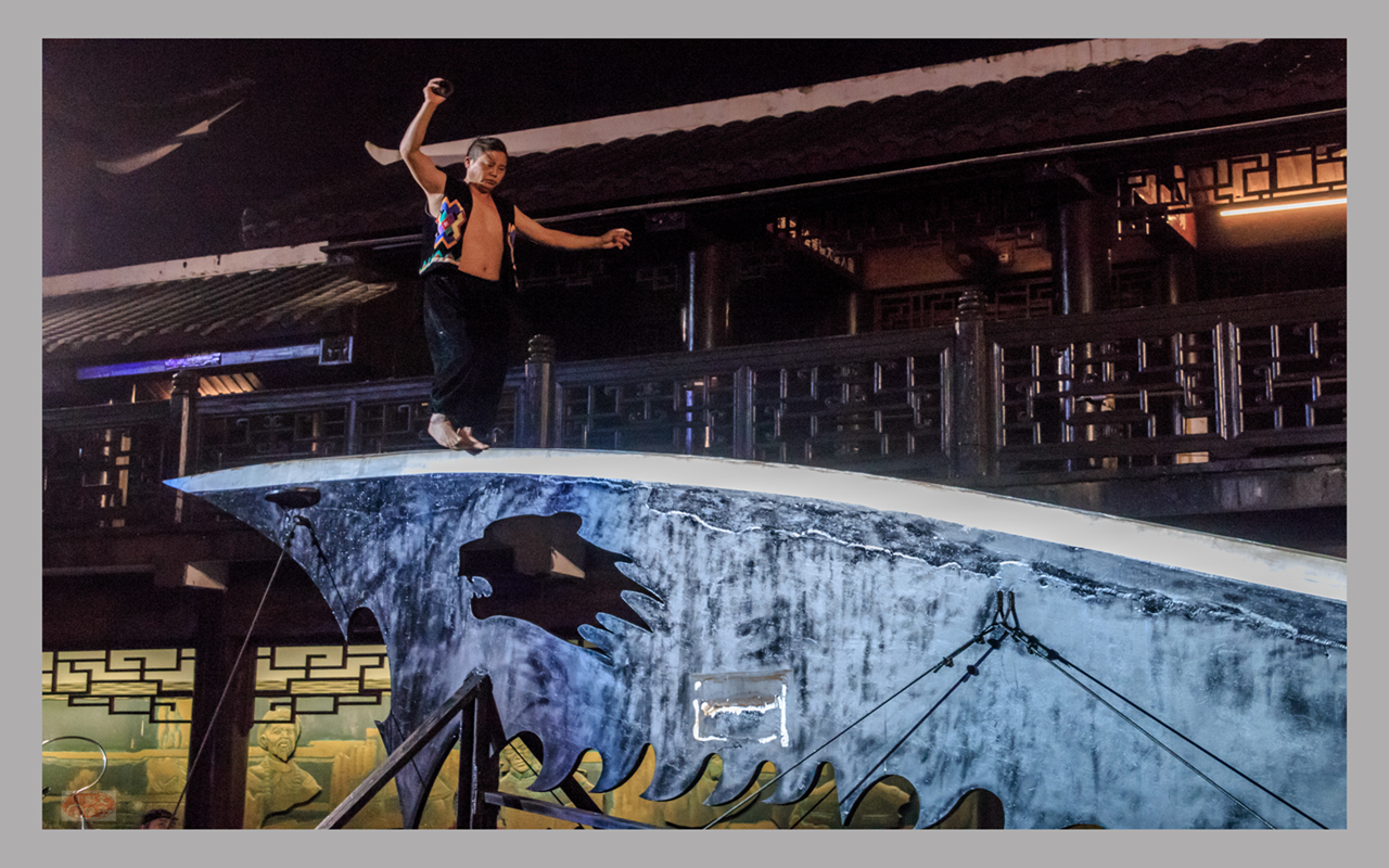 赤脚走钢刀的人