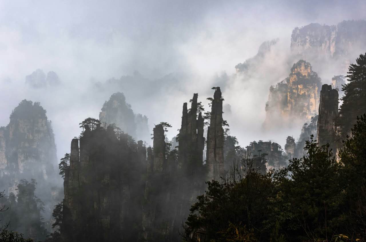 云雾缭绕天子山