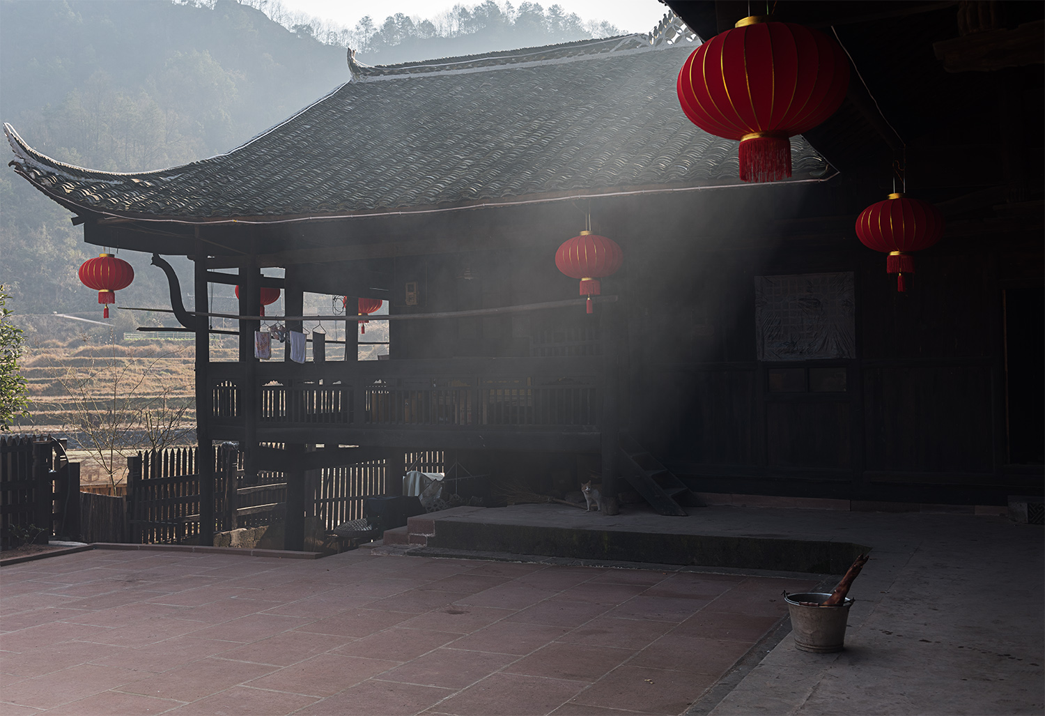 乡村吊脚楼晨景