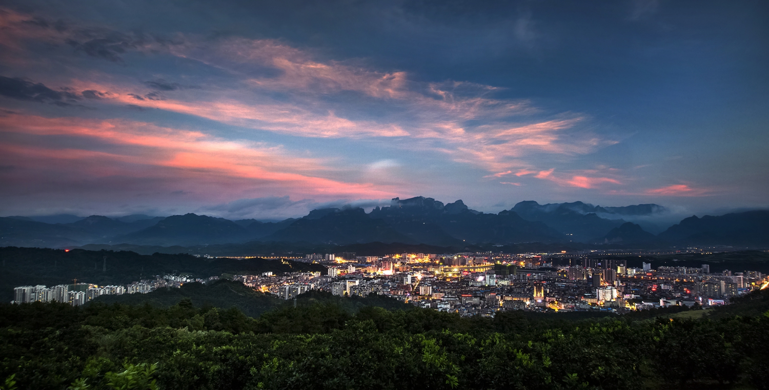 天门山下的旅游新城