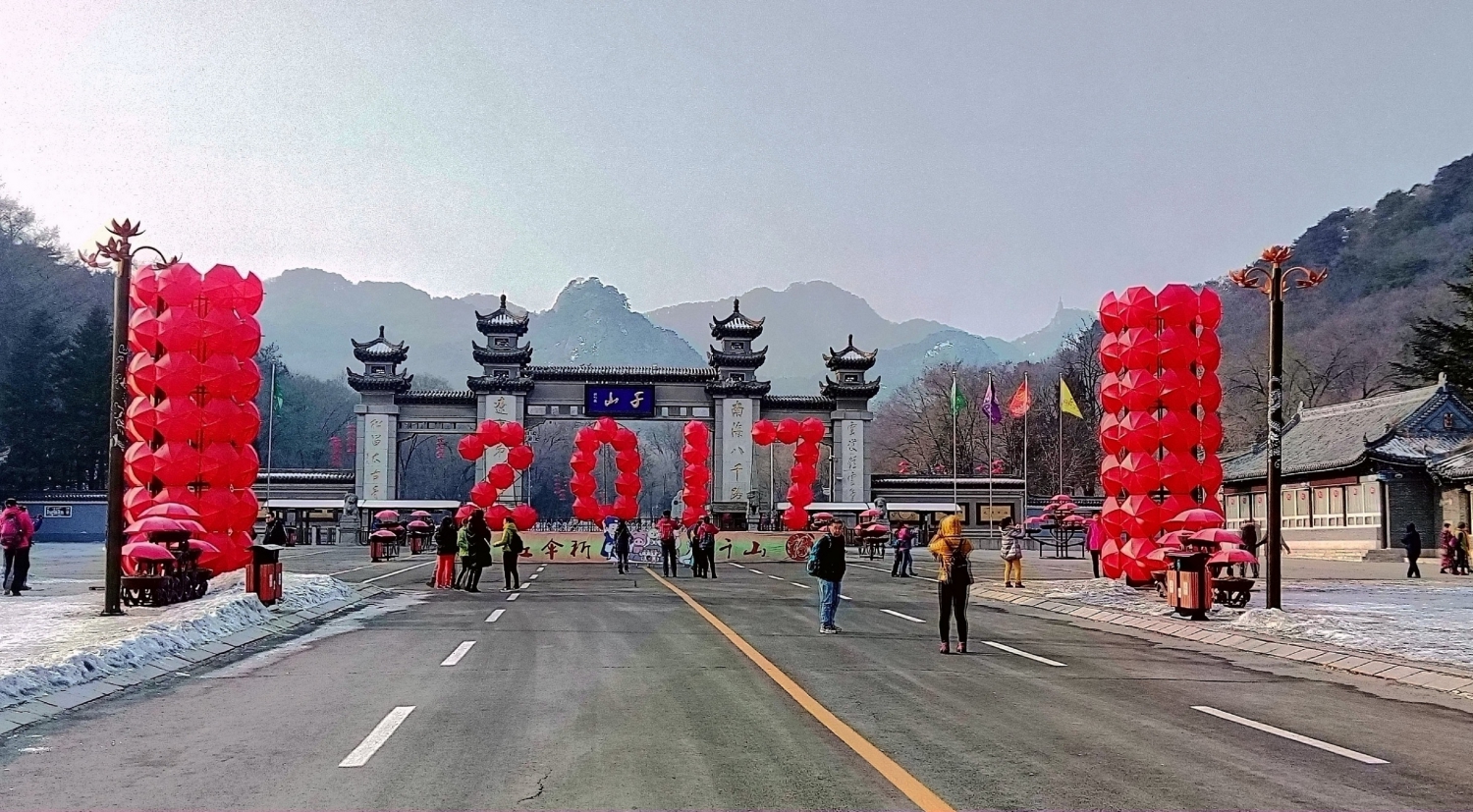 红伞祈福  暖游千山