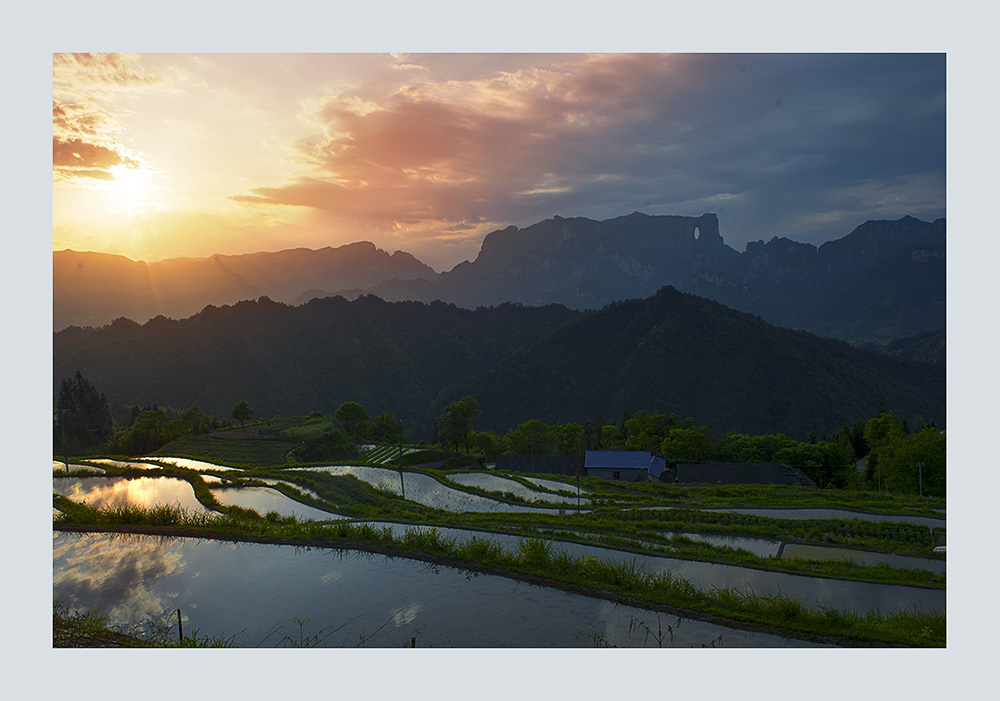 夕阳西下映天门