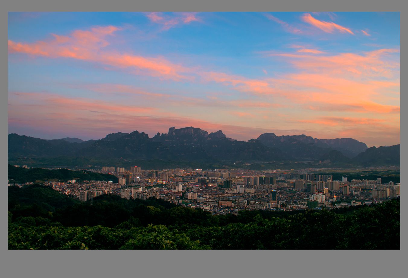 天门山下的城市
