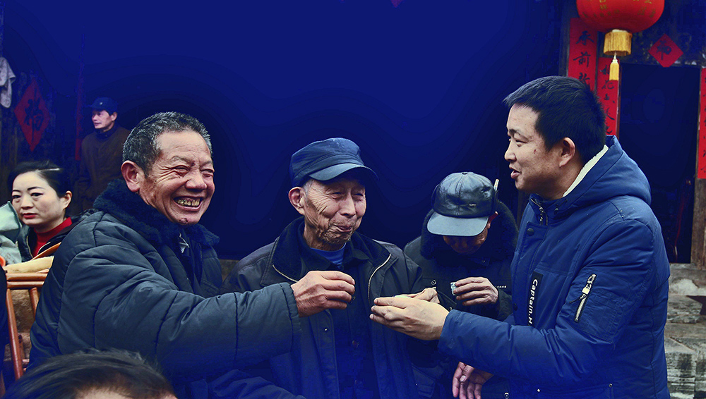 村官向父老乡亲敬酒