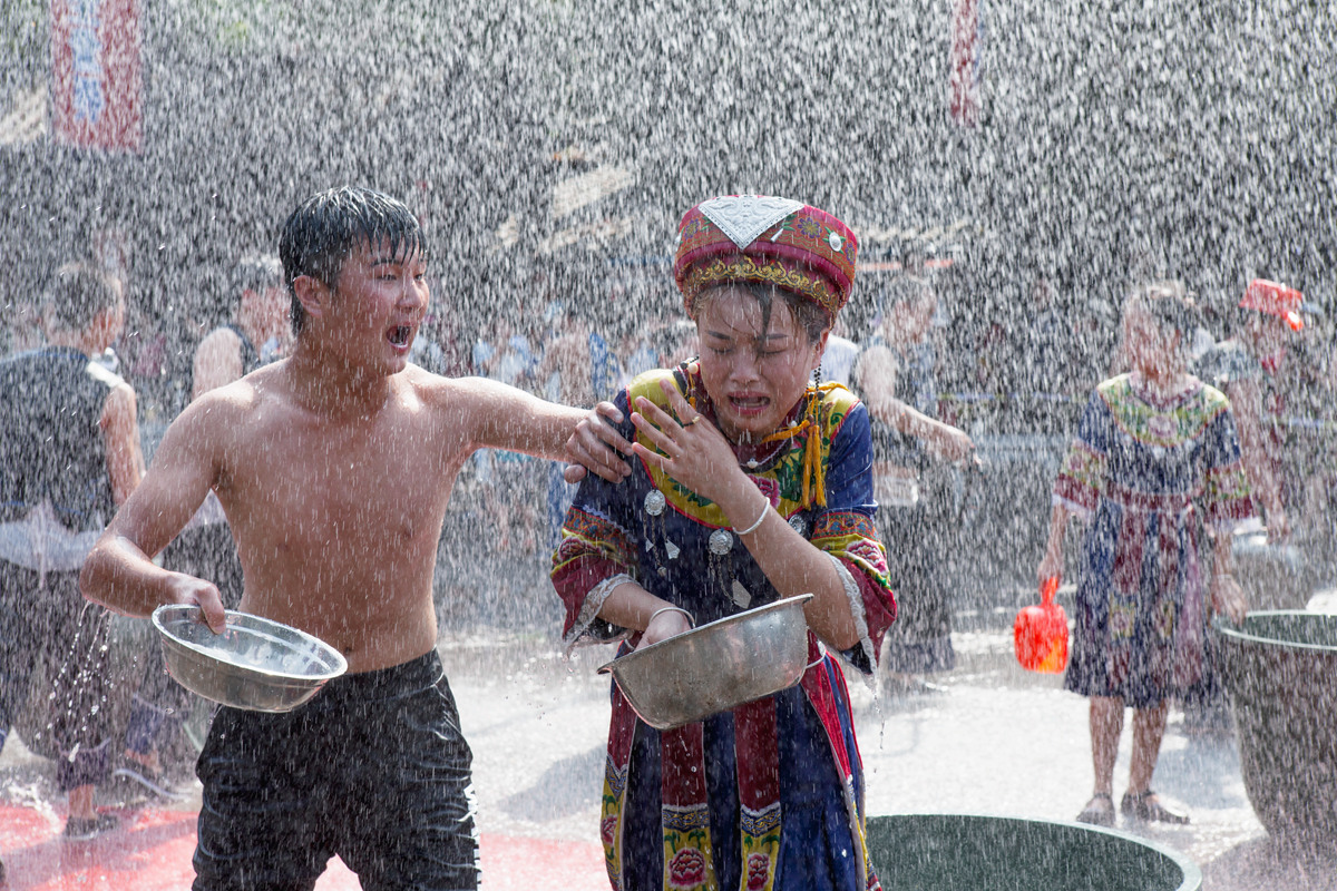 泼水狂欢