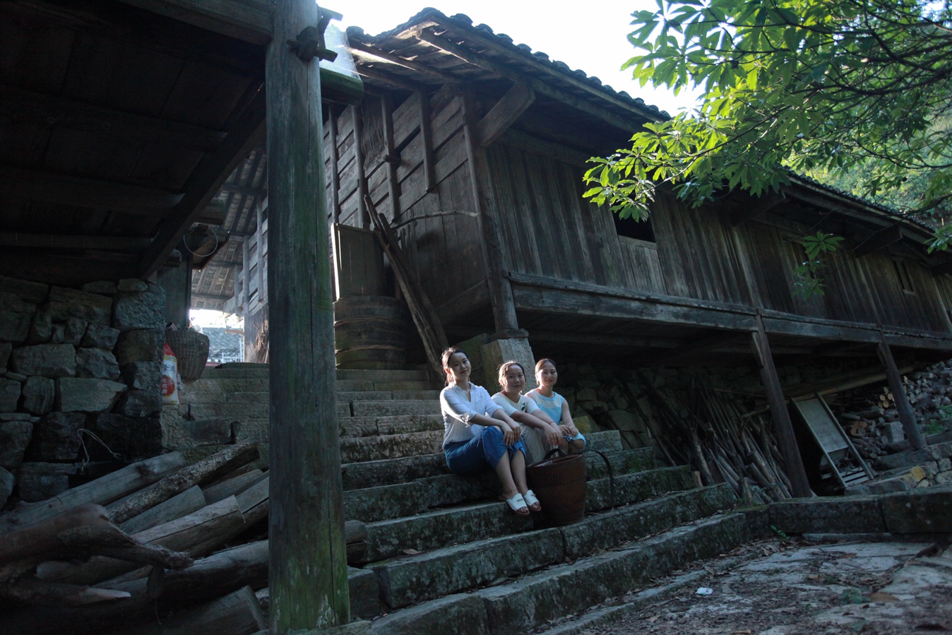 吊脚楼下土家妹