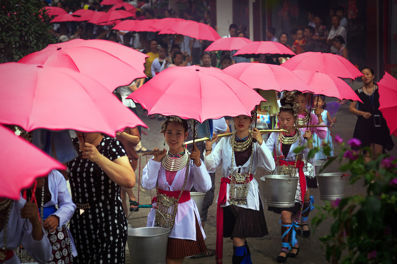 挑着甜酒送亲人