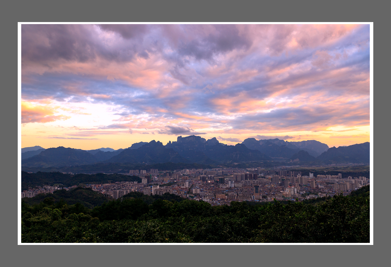 天门山下的城市