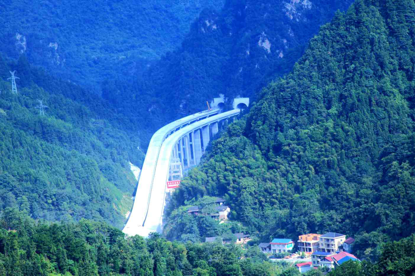 张桑高速 穿山过