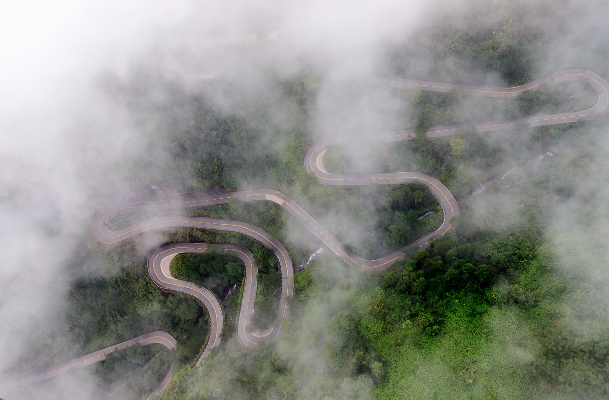 云雾中的通天路