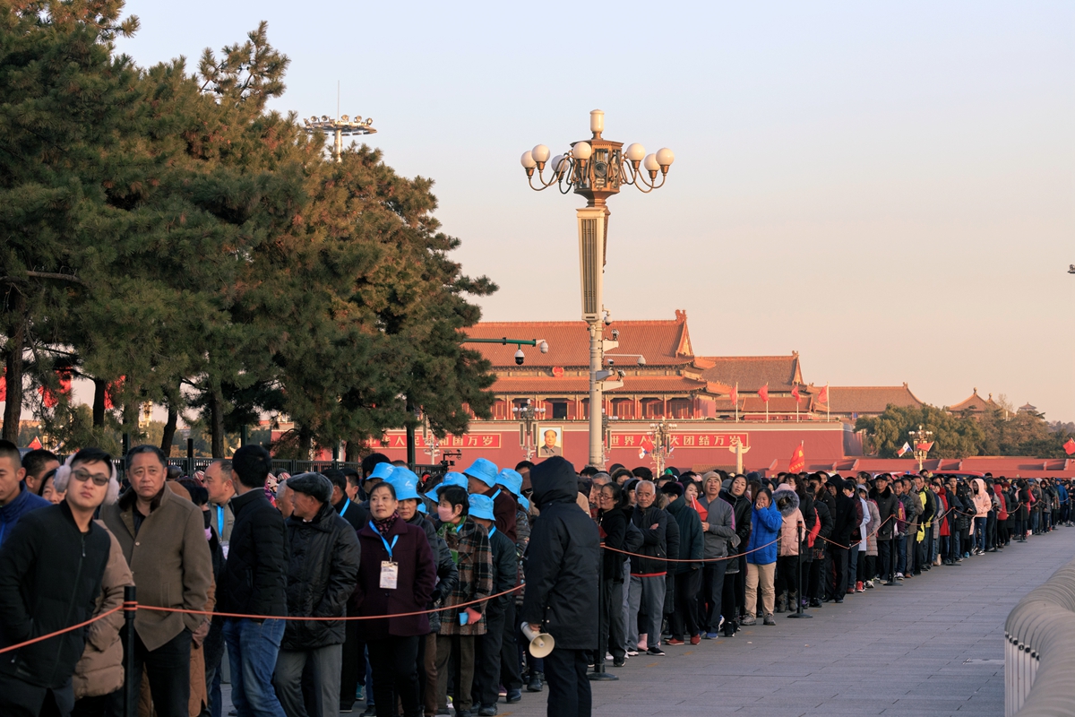 瞻仰毛主席纪念堂的人们