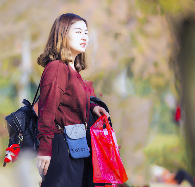 远拍游玩美女