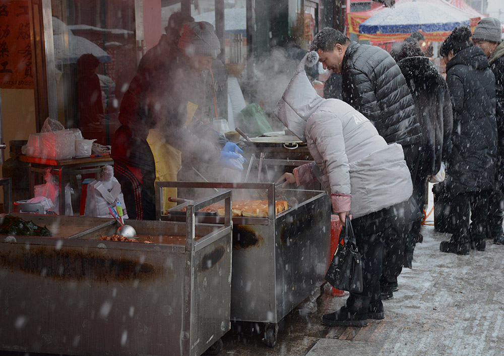 雪中熟食摊床