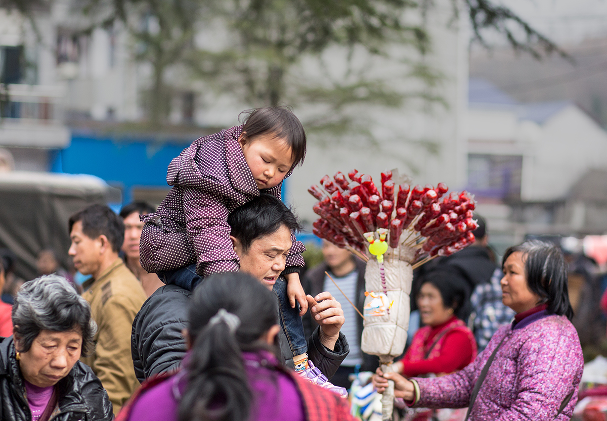 父亲肩上春节梦