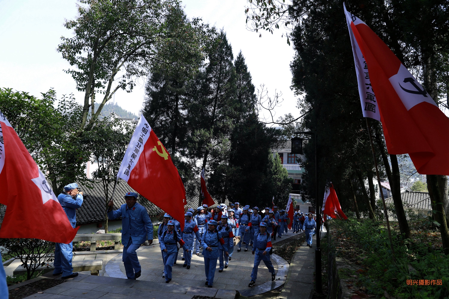 张家界市中旅组织的数百名户外爱好者重走长征路(1)