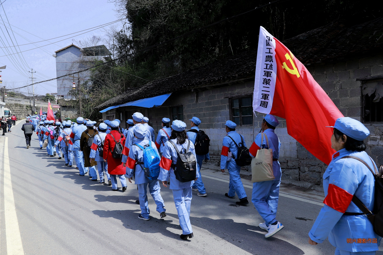 张家界市中旅组织的数百名户外爱好者重走长征路(1)