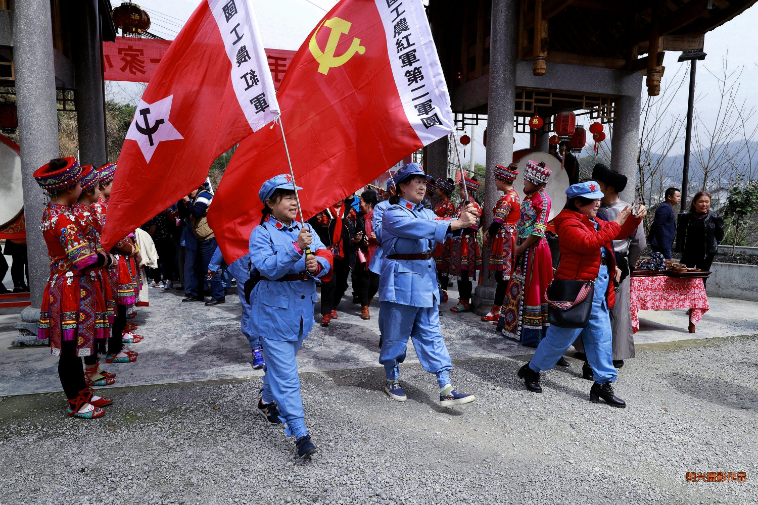 张家界市中旅组织的数百名户外爱好者重走长征路(1)