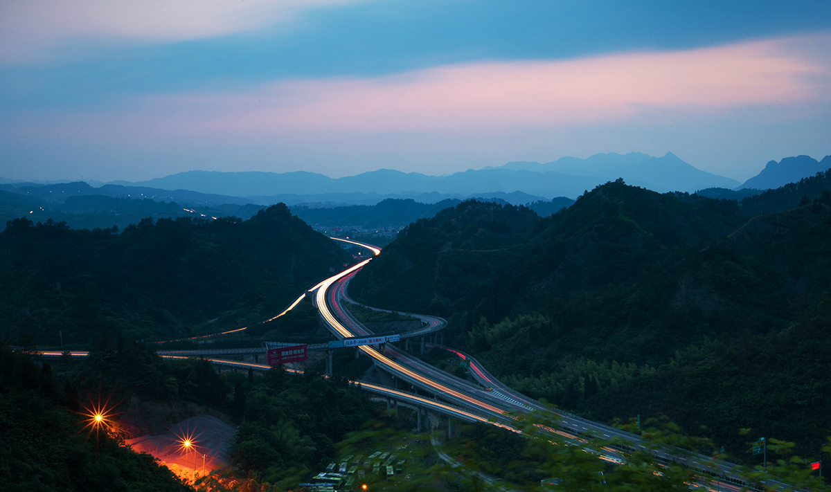 疑似彩虹绕山间