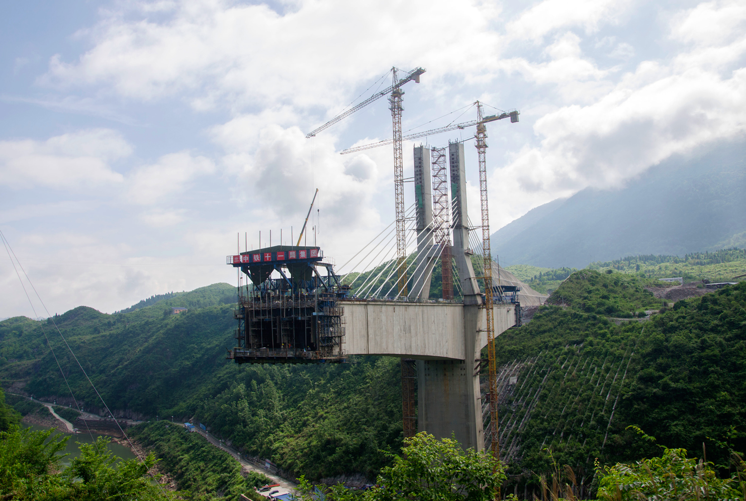 建设中的铁路桥