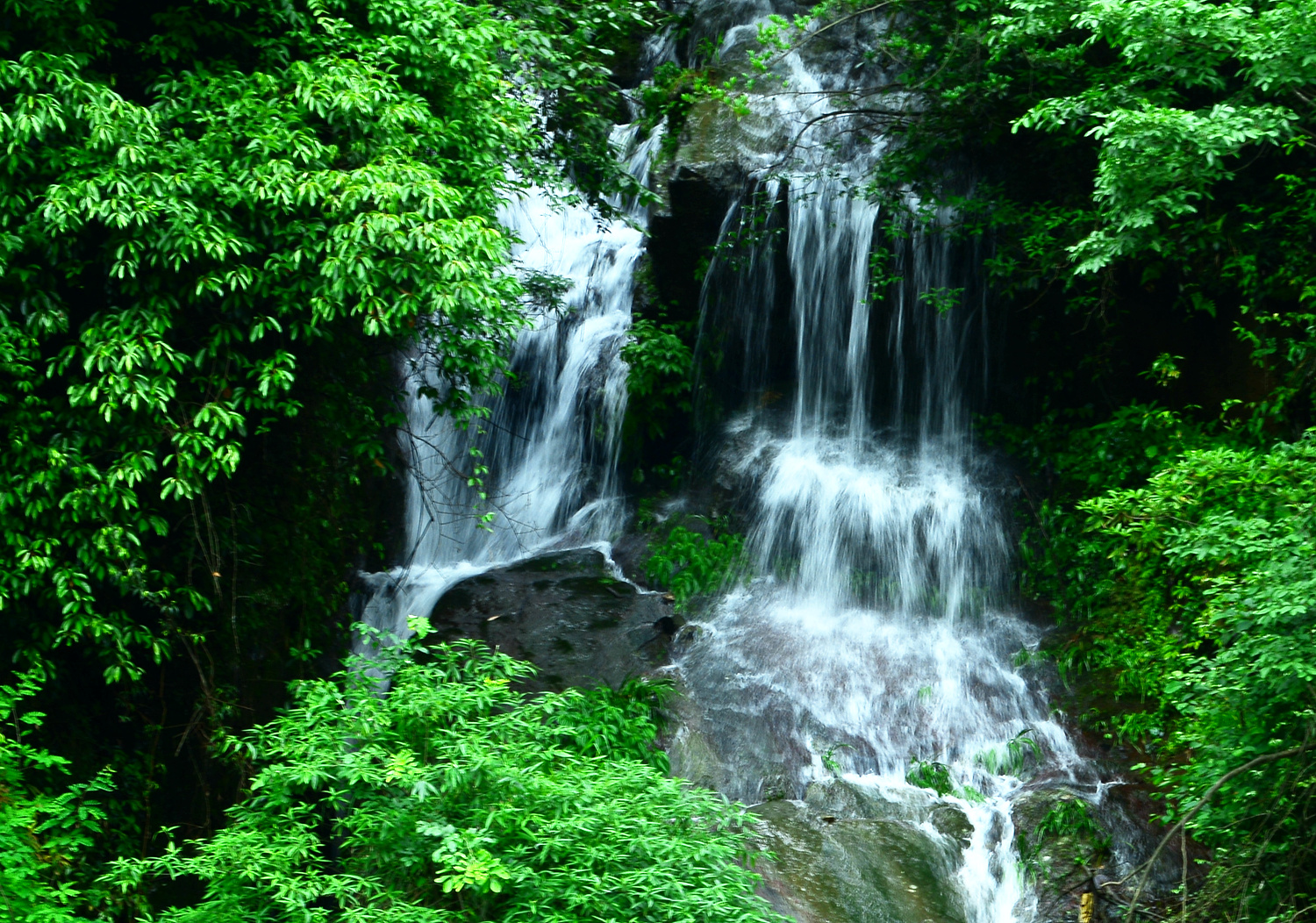 山间流水