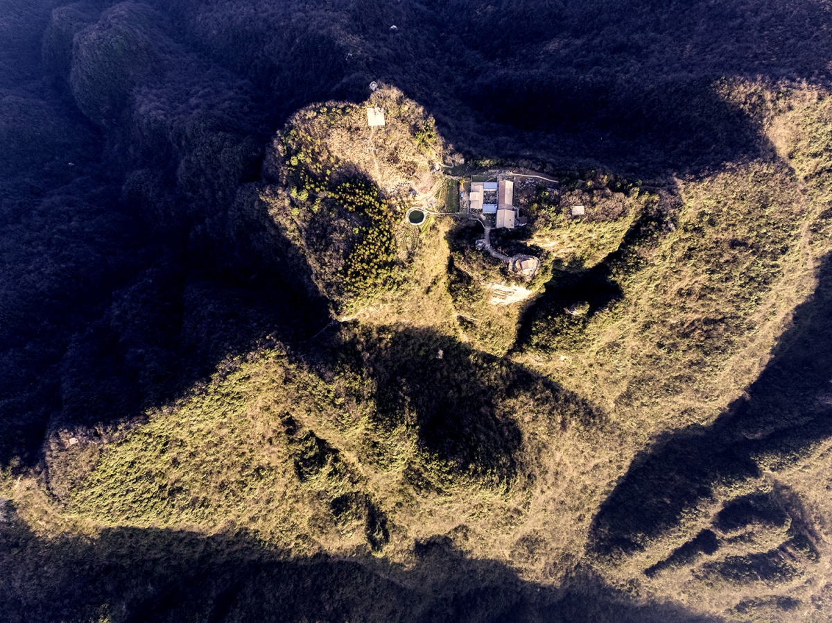 云朝山川呈雄姿