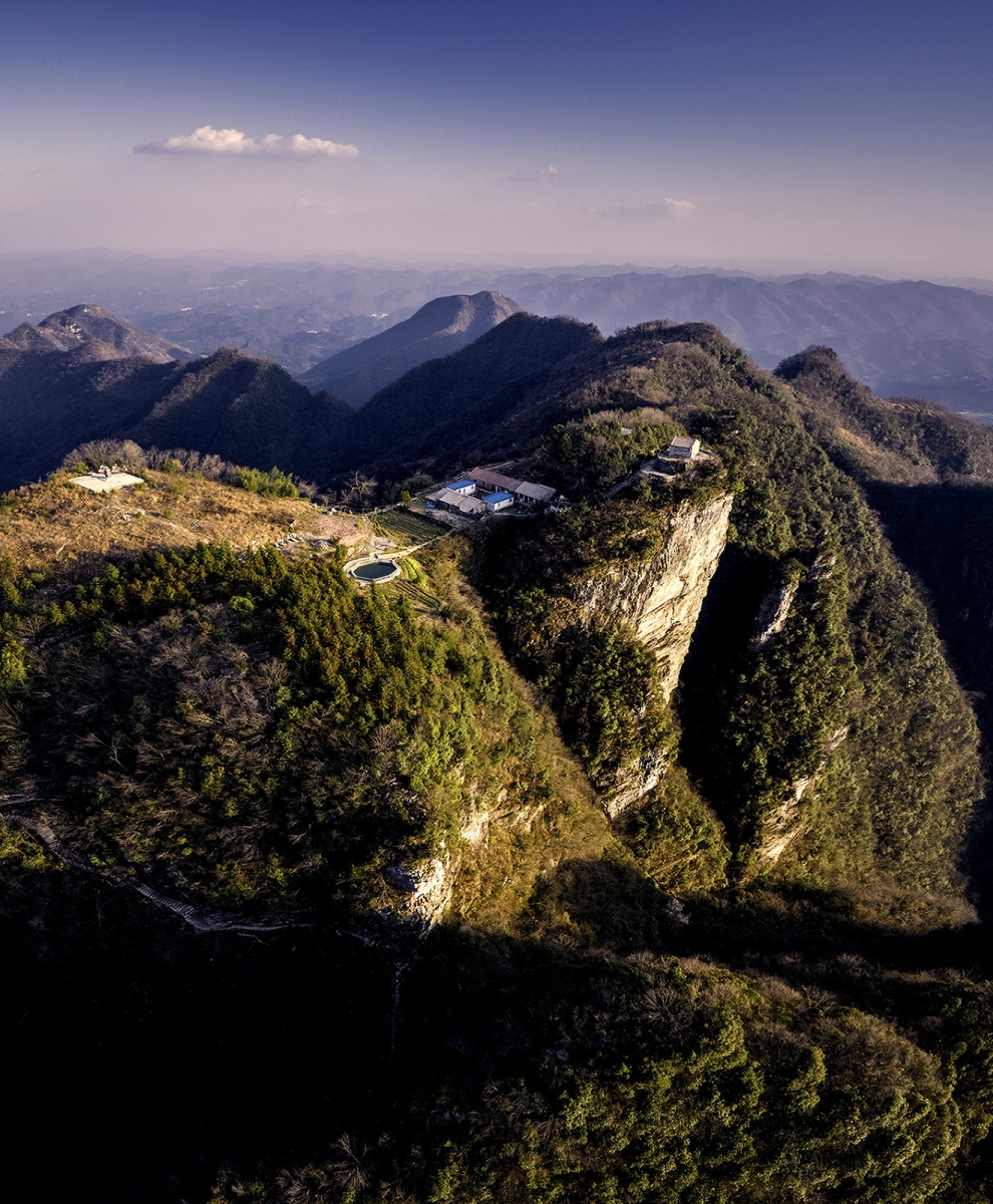 云朝山川呈雄姿