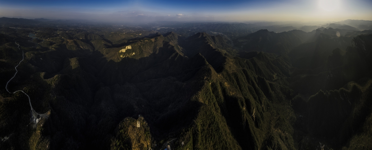 云朝山川呈雄姿