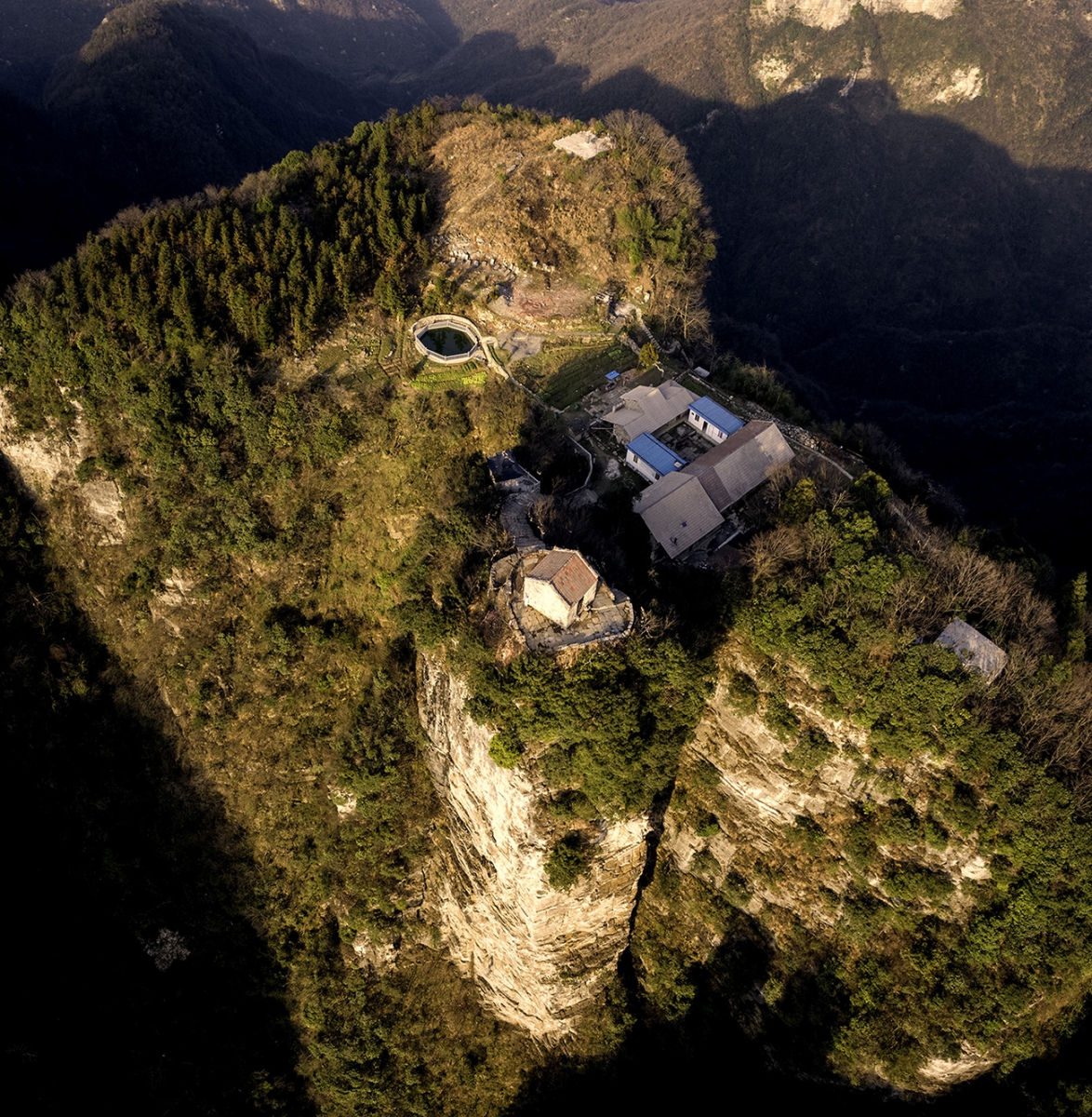 云朝山川呈雄姿