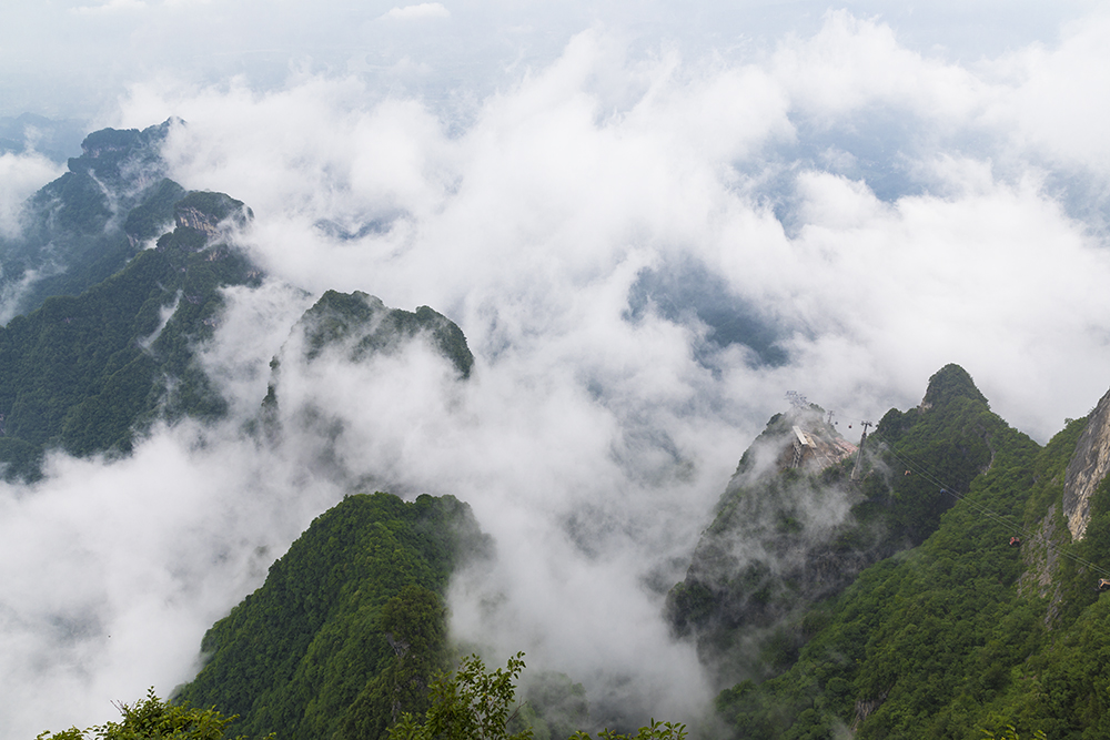 雾锁天门山
