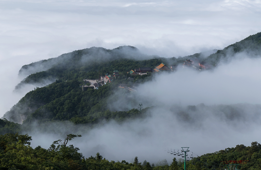 雾漫山寺