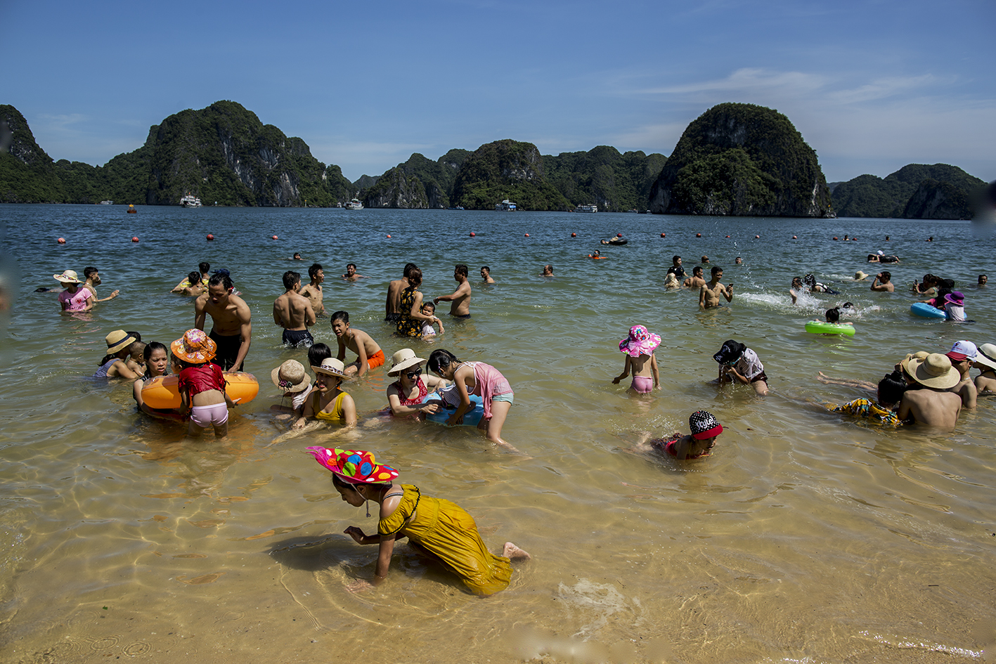 下龙湾泳滩&#4467;瞥