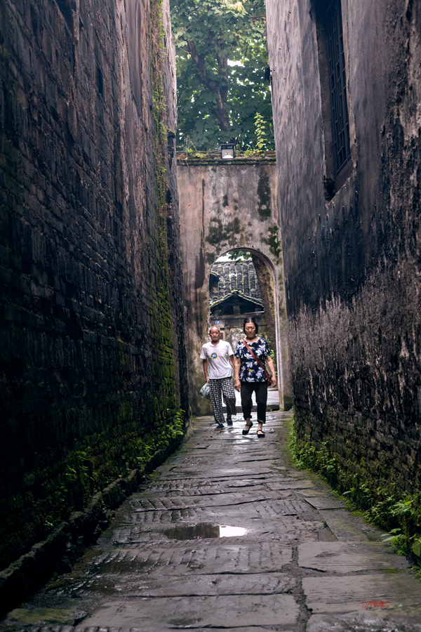 古巷过往的行人