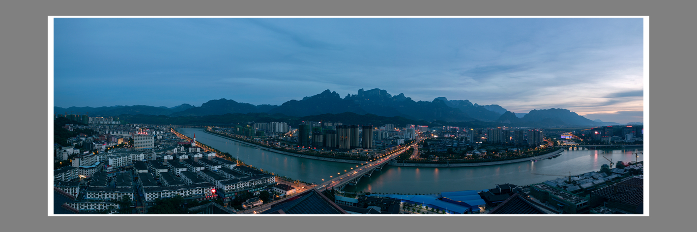 天门山下那座城